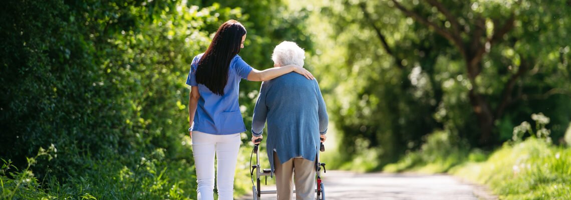 Alzheimer-i: si të njohim simptomat e para, kush preket dhe çfarë duhet të bëjmë